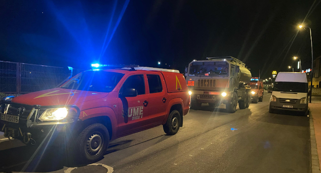 La Unidad Militar de Emergencias despliega tras el apagón para evacuar viajeros, suministrar combustible en hospitales y repartir provisiones. Minu...