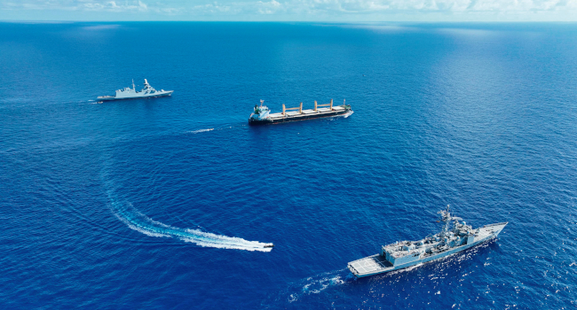 El vicealmirante Ignacio Villanueva Serrano, comandante de la operación EUNAVFOR, explica que la lucha contra la piratería y la protección de los b...