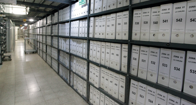 Con unos 25.000 metros lineales de documentación, es el más grande de Defensa y el tercero de España. Su colección más numerosa es la de los expedi...