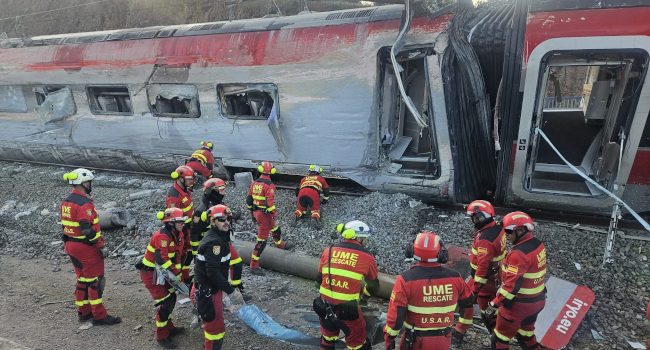 Más de 50 militares de la Unidad Militar de Emergencias están desplegados en Adamuz tras el accidente ferroviario, realizando labores de estabiliza...