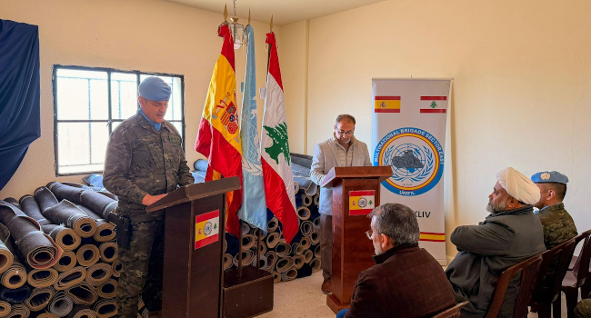 Los cascos azules españoles desplegados en Líbano han entregado una donación de alfombras en la localidad de Khiam, al sur del país, como protecció...