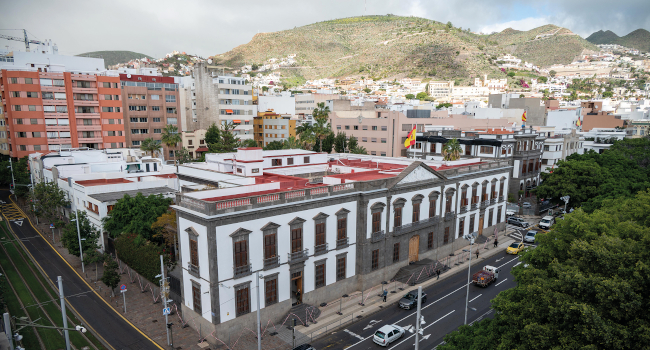 De estilo neoclásico, es referente arquitectónico e institucional de la capital tinerfeña. Los frescos del Salón del Trono son la primera represent...