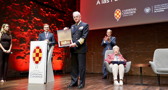 Otorgado por el Centro de Enseñanza Superior Cardenal Cisneros, es un reconocimiento a su compromiso con la defensa de los valores constitucionales...