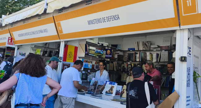 Los 25 años de historia de la Escuela Superior de las Fuerzas Armadas han sido recogidos en un libro publicado por la Subdirección General de Publi...