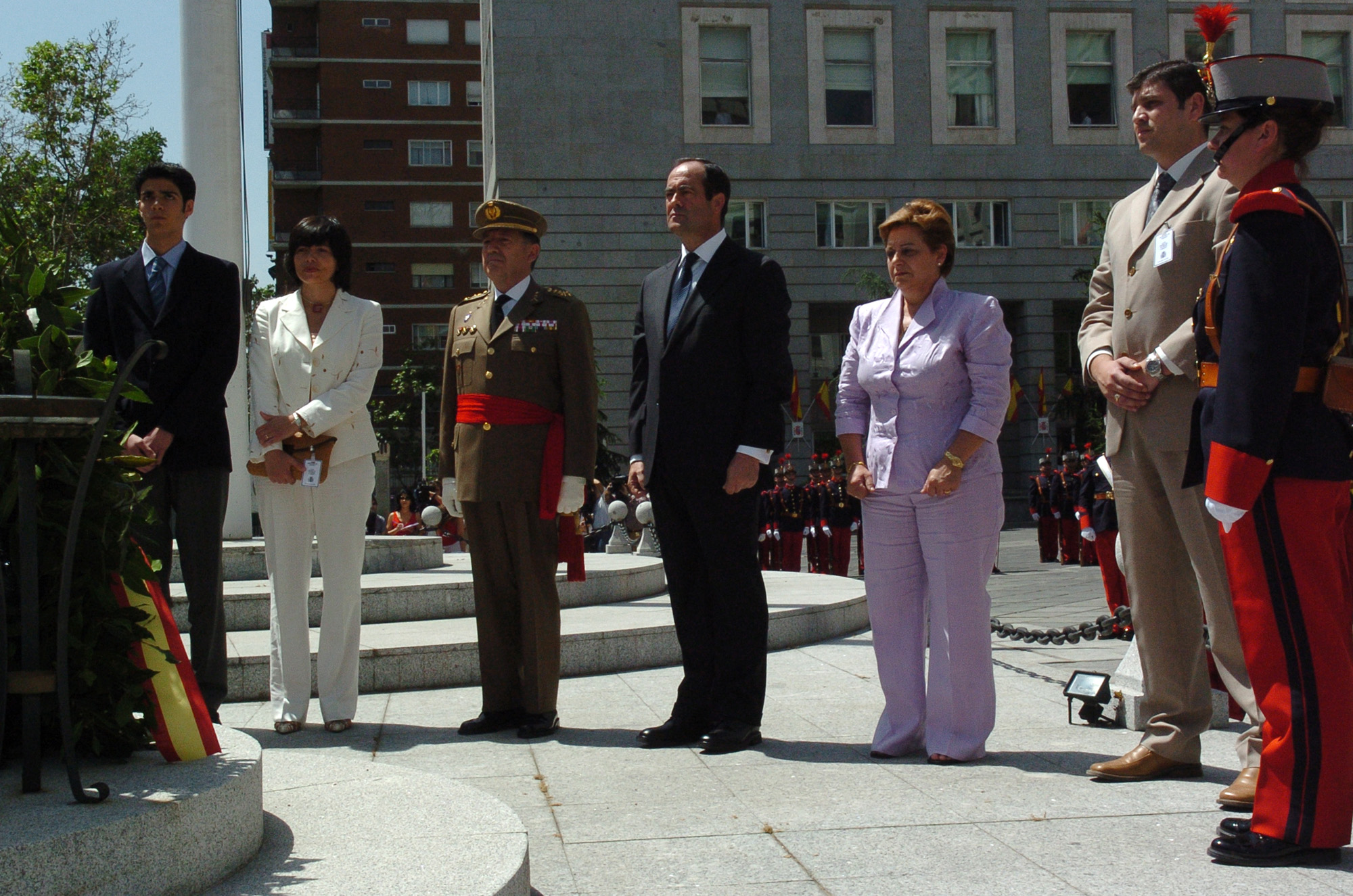 El ministro de Defensa, Jose Bono, el JEMAD, general de ejército Felix Sanz, y familiares de las víctimas del Yakolev-42, depositan una corona en honor a las víctimas en el Ministerio de Defensa