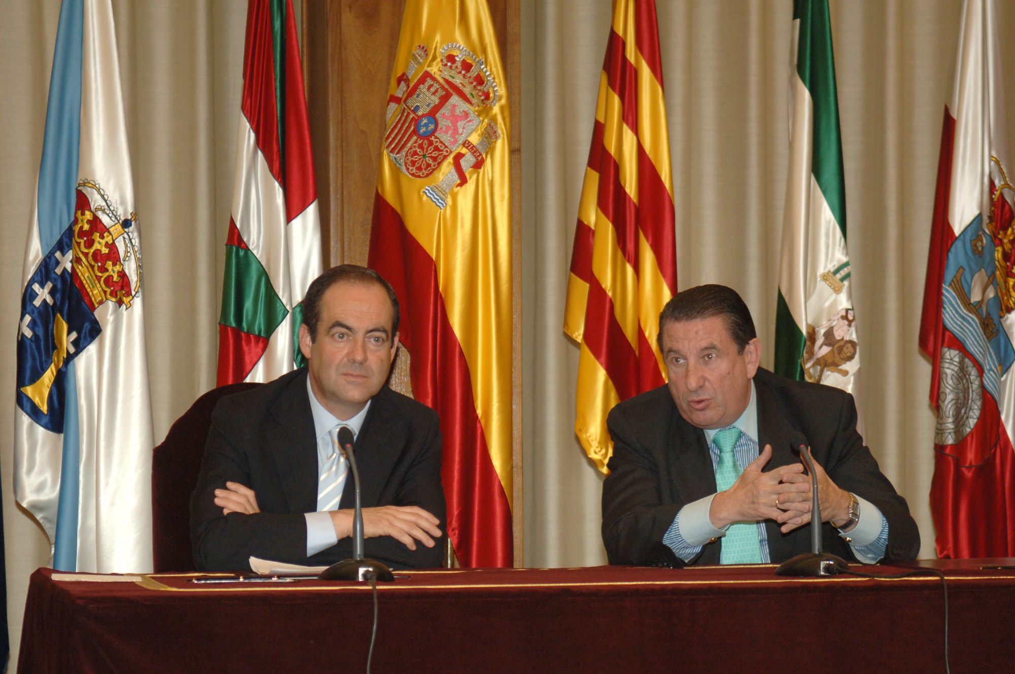 José bono, ministro de Defensa, y el alcalde de A Coruña, Francisco Vázquez en la firma del convenio sobre el Museo Militar