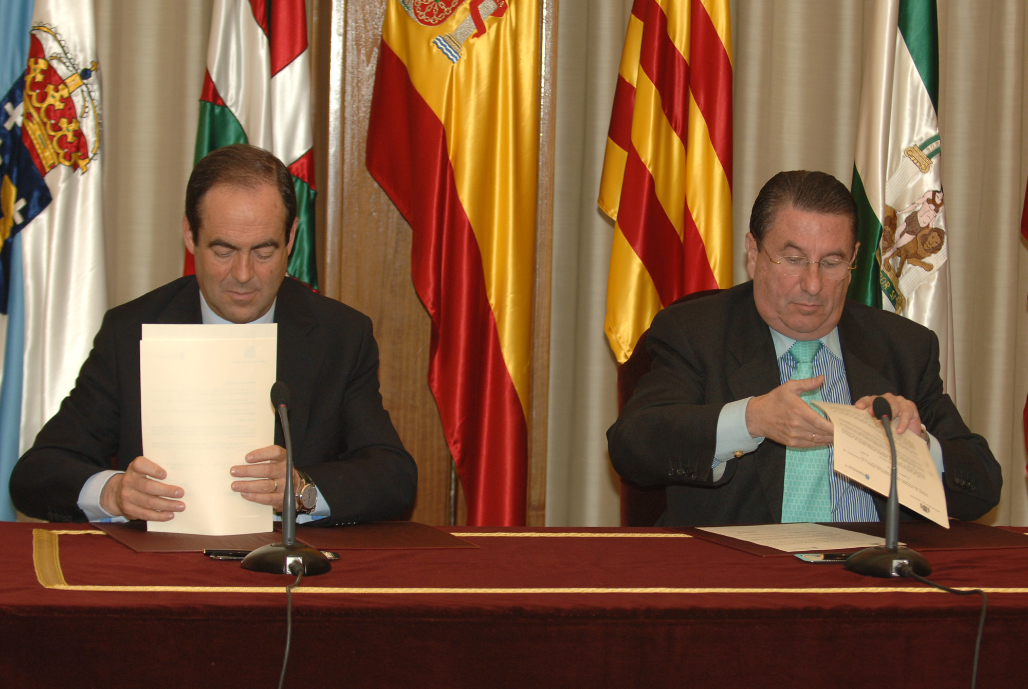 José bono, ministro de Defensa, y el alcalde de A Coruña, Francisco Vázquez en la firma del convenio sobre el Museo Militar