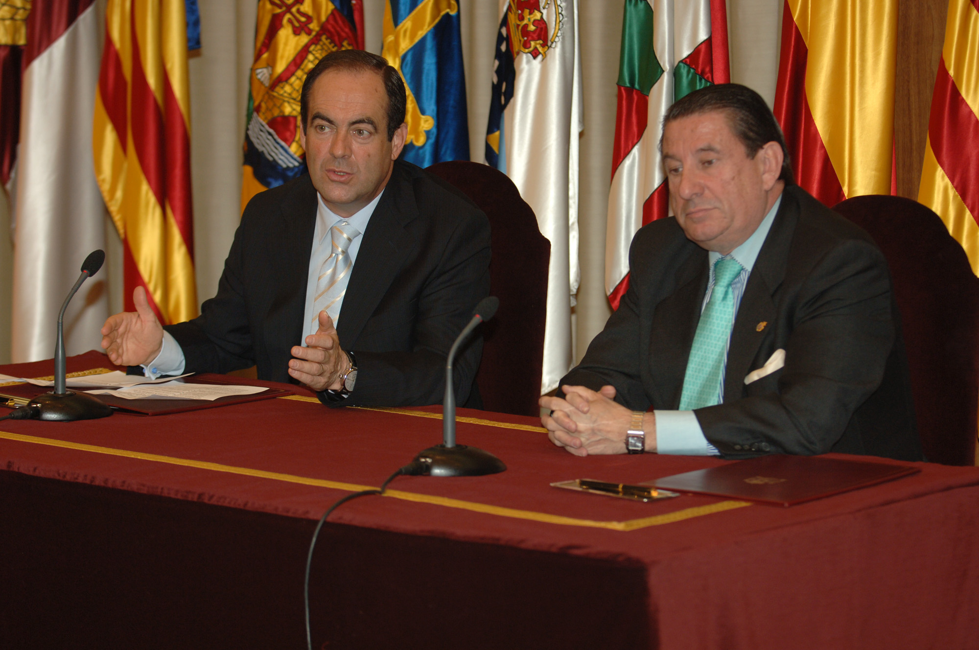 José bono, ministro de Defensa, y el alcalde de A Coruña, Francisco Vázquez en la firma del convenio sobre el Museo Militar