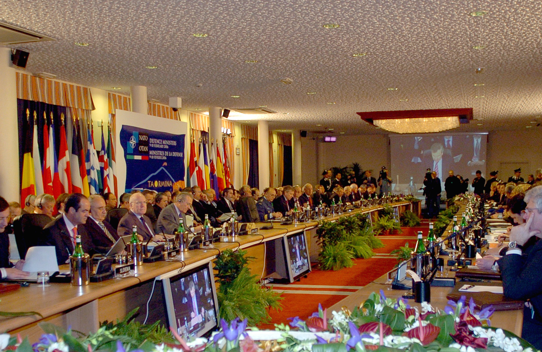 Vista general de la mesa de reunión de los ministros de Defensa de la OTAN, en primer termino, el ministro español, José Bono