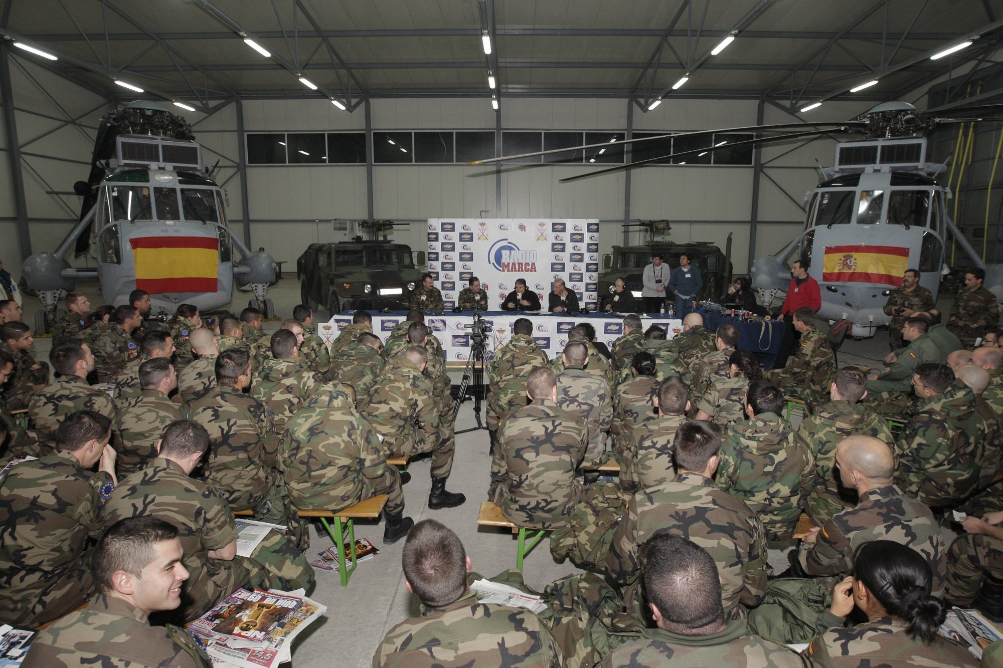 Emisión del programa 'La Futbolería' de Radio Marca en la base de Camp Butmir