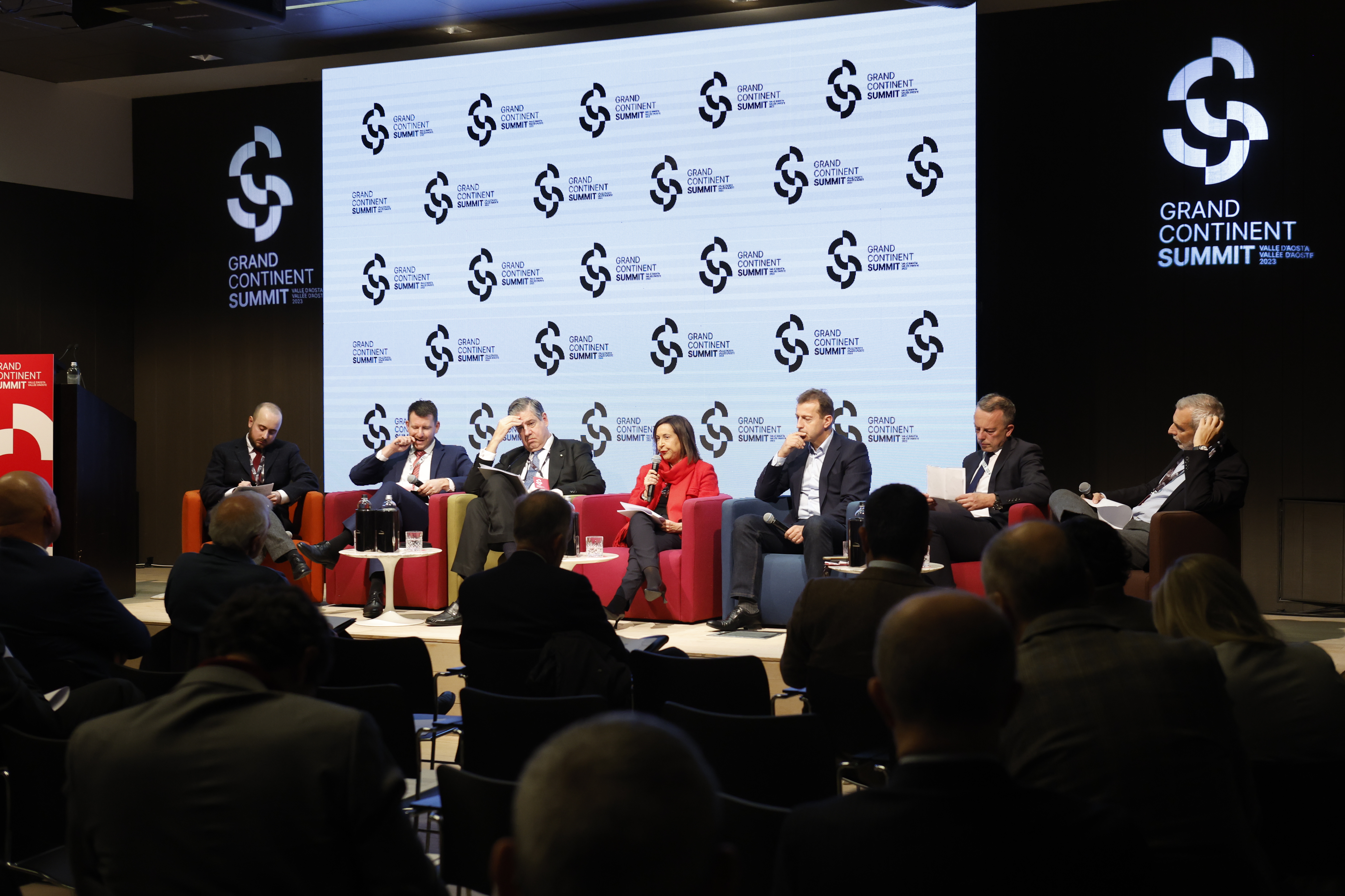 Ministra de Defensa en la cumbre gran continente.
