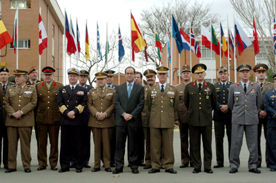 EL MINISTRO DE DEFENSA VISITA EL CUARTEL GENERAL DEL MANDO DEL COMPONENTE TERRESTRE DE LA OTAN