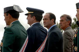 José Bono, preside la jura de Bandera de la academia de la Guardia Civil, le acompañan el general Gómez Arruche, director de la Guardia Civil, y López Garzón, delegado del Gobierno en Andalucía