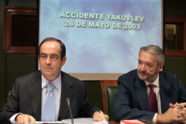 El ministro de Defensa, José Bono, comparece en la comisión de Defensa del Senado, ante la que ha trasladado el contenido del Informe Final de la Comisón Internacional que ha investigado el accidente del Yakolev 42-D. Junto a él , el senador Jaime Blanco