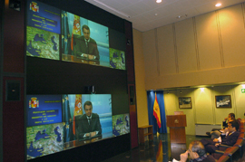 El presidente del Gobierno, José Luis Rodríguez Zapatero, ha felicitado la Navidad mediante videoconferencia a los contingentes españoles en el extranjero