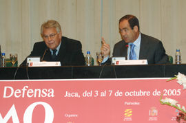 El ministro de Defensa, José Bono, y el expresidente del Gobierno, Felipe González, hoy en la clausura del XIII Curso Internacional de Defensa, en el Palacio de Congresos del Ayuntamiento de Jaca