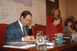 El ministro de Defensa ha firmado esta mañana con las ministras de Fomento y de Medio Ambiente un protocolo para la obtención de cobertura del territorio nacional con imágenes satélite de alta y media resolución.