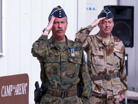 El coronel José M. Maestre cede el mando de la base al coronel Eugenio Ferrer