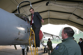 El ministro de Defensa, José Antonio Alonso, y el teniente coronel del EA,Francisco Javier Cid, jefe del destacamento Haris en la Base Aérea de Siauliai, Lituania