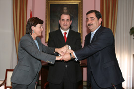 El Secretario de Estado de Defensa, Francisco Pardo; el Alcalde de Santander, Gonzalo Piñeiro, y la Vicepresidenta del Gobierno de Cantabria, Dolores Gorostiaga, en la firma de este acuerdo