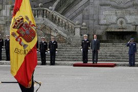 El ministro de Defensa, José Antonio Alonso, saluda a la Bandera en la Escuela Naval Militar de Marín Pontevedra
