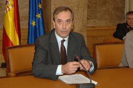 El Ministro Alonso durante la presentación del convenio entre el Ministerio de Defensa, Medio Ambiente y Gobierno de Canarias a los medios de comunicación