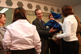 Los alumnos del Centro Especial del ISFAS entregan un obsequio al ministro de Defensa, José Antonio Alonso.