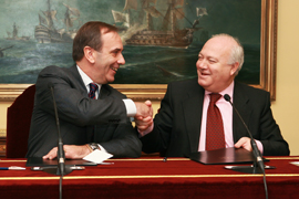 Los ministros de Asuntos Exteriores y  Cooperación y de Defensa durante la firma de un Protocolo para el desarrollo de un proyecto  de ¿Capacidad Inicial de Comunicaciones Seguras para la Acción Exterior del  Estado¿