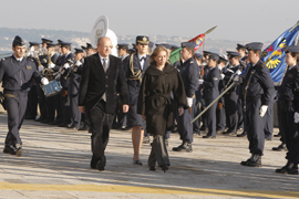 La ministra de Defensa Carme Chacón junto a su homólogo portugués pasa revista a la Fuerza