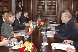 La ministra de Defensa Carme Chacón junto con su homólogo portugués Augusto Santos Silva presiden la reunión de ambas delegaciones