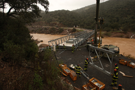 Miembros de la  UME trabajan en la instalación del puente