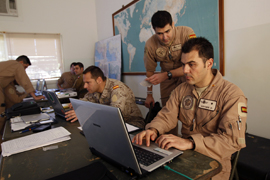 El comandante Mayobre, jefe del Destacamento Marfil, en la sala de mapas de la base aérea de Dakar