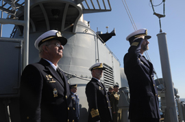 Su Alteza Real el Príncipe de Asturias, acompañado por el ministro de Defensa, ha presidido la despedida del portaaviones en la base naval de Rota