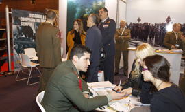 La subsecretaria de Defensa, Irene Domínguez-Alcahud, ha visitando hoy el XXI Salón Internacional del Estudiante y la Oferta Educativa