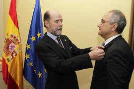 Imposición de la Cruz al Mérito Militar con distintivo blanco a D.Manuel de Ramón