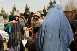 Entrega de ayuda humanitaria en Qala i Naw (Aganistan)