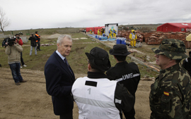 El ministro, durante su visita al escenario NRBQ, atendiendo a las explicaciones del personal del GIETMA