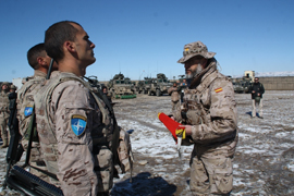 Entrega de la enseña al general Carlos Aparicio