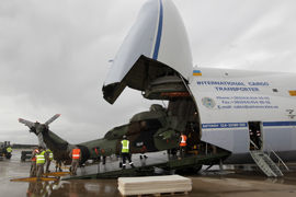 Tres helicópteros ‘Tigre’ pertenecientes al Batallón de Helicópteros de Ataque (BHELA) nº 1 han sido embarcados hoy en un avión de transporte 'Antonov' para su traslado a la base de Herat