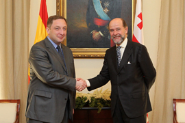 El secretario de Estado de Defensa, Pedro Argüelles, recibe en la sede del Departamento al ministro de Estado de la Integración Europea y Euro-Atlántica de Georgia, Alexi Petriashvili.