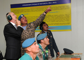 El ministro de Defensa, Pedro Morenés,durante la visita a la Brigada Paracaidista.