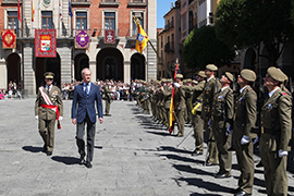 El ministro de Defensa pasa revista a la formación