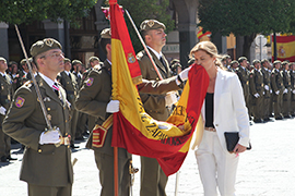 La subdelegada del Gobierno en la provincia, Clara San Damián, jura Bandera