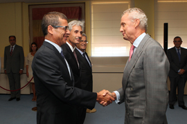 El ministro Pedro Morenes condecora al doctor Alejandro Muset