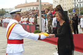 El AJEMA ofrece la Bandera a Su Majestad la Reina