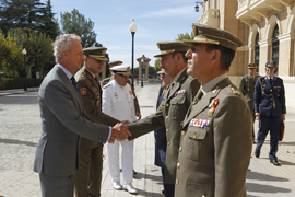 El ministro de Defensa destaca ante los alumnos de la Academia General Militar que la milicia es una profesión de valores