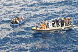 La fragata “Álvaro de Bazán” auxilia a inmigrantes en el mar de Alborán