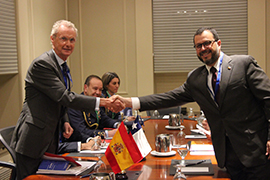Encuentro del ministro Pedro Morenés con el titular  de Defensa chileno, Rodrigo Hinzpeter, durante el Foro de Seguridad de Halifax