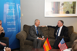 El ministro de Defensa, Pedro Morenés, durante su encuentro con el senador Tim Kaine, en el transcurso del International Security Fórum de Halifax
