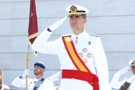 El Rey entrega los despachos a  los nuevos sargentos de la Armada
